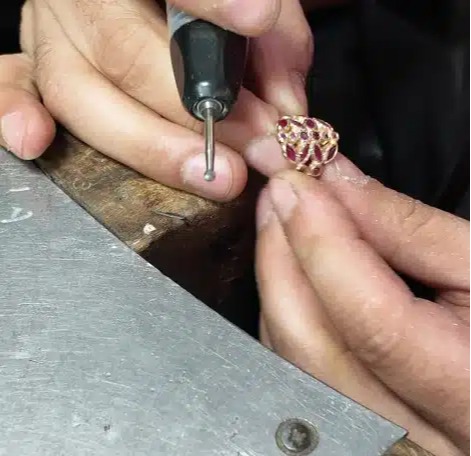 Custom vs. Ready-Made Jewelry: Why Choose?